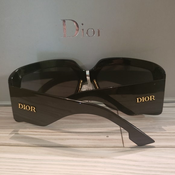 DIOR Sol Light 2 Oversized Celebrity Sunglasses - Picture 8 of 14